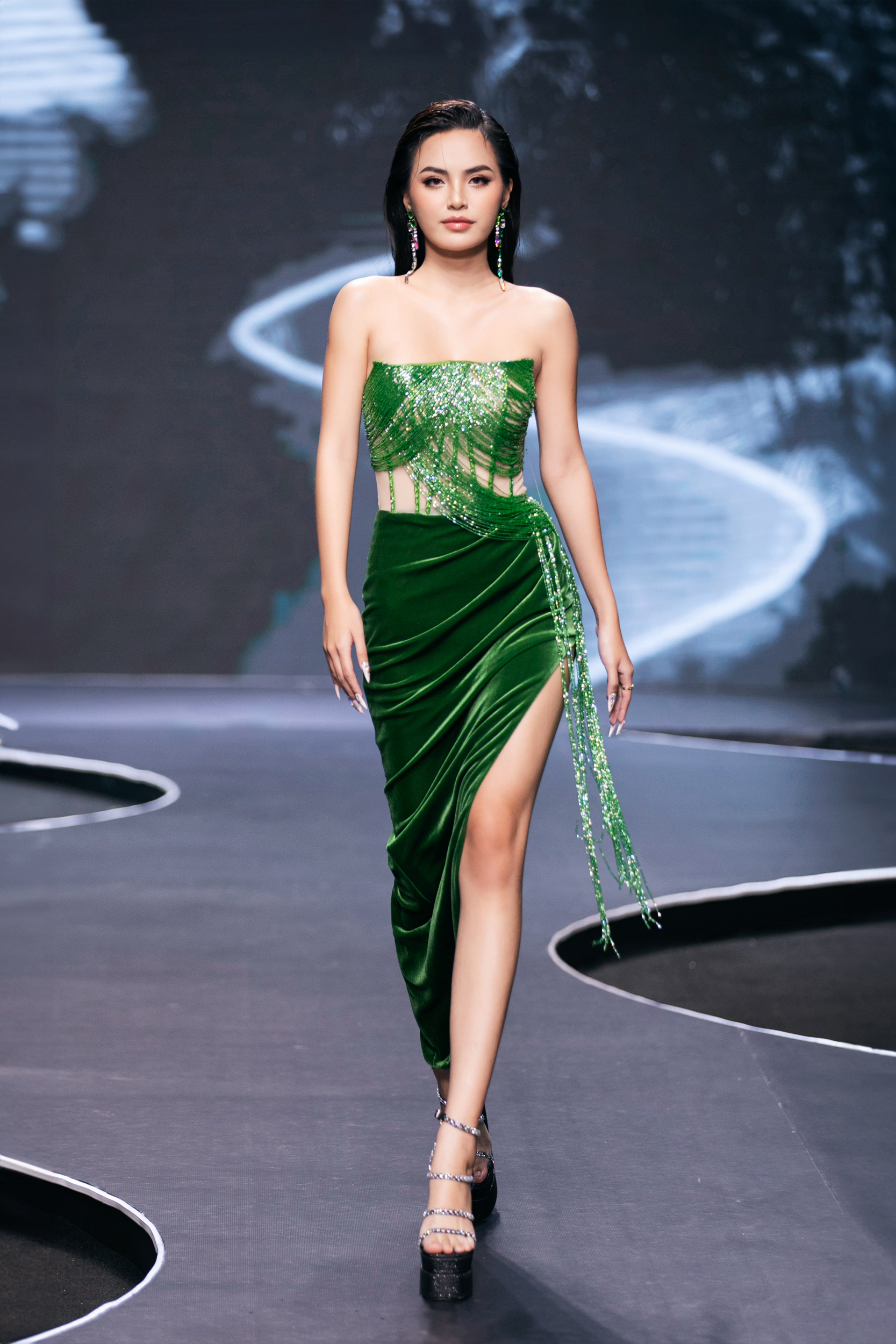 Các thí sinh Miss Grand Vietnam sải bước tự tin trong thiết kế của NTK Hoàng Tony. Ảnh: Ban tổ chức