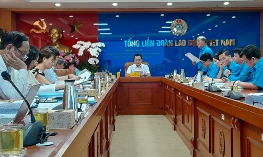  Ông Hoàng Liên, Chủ tịch LĐLĐ tỉnh Lâm Đồng báo cáo về công tác chuẩn bị Đại Hội. Ảnh: Đức Thiệm