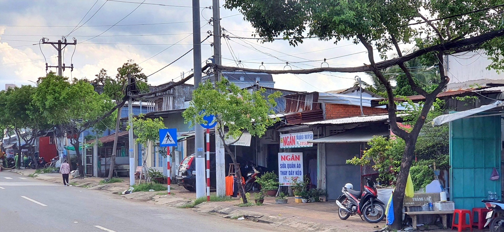 Sống trong khu quy hoạch thuộc Dự án Bắc Trần Huỳnh đã 20 năm nhưng chưa được bồi thường, di dời. Ảnh: Nhật Hồ