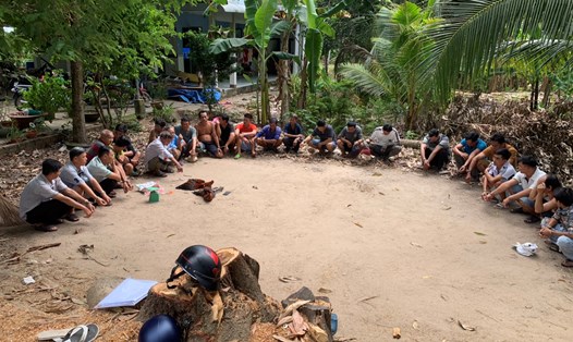 Tại huyện Vũng Liêm, tỉnh Vĩnh Long công an bắt quá tang 25 người tụ tập đá gà ăn thua bằng tiền. Ảnh: Công an cung cấp