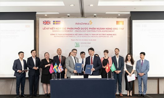 Công ty TNHH AstraZeneca Việt Nam và Công ty TNHH Dược phẩm và Trang thiết bị y tế Hoàng Đức đã ký kết hợp tác phân phối dược phẩm ngành hàng ung thư. Ảnh: DN cung cấp