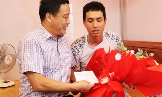 Phó Tổng giám đốc EVNCPC Lê Hữu Danh đến thăm và tặng quà 5 triệu động viên anh Vũ. Ảnh: EVNCPC