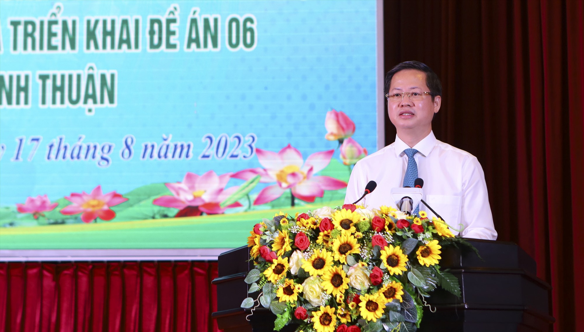 Chủ tịch UBND tỉnh Bình Thuận Đoàn Anh Dũng đánh giá cao kết quả mà Công an tỉnh Bình Thuận đạt được. Ảnh: Duy Tuấn