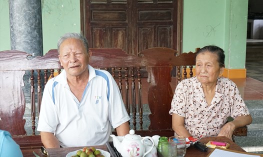 Người thương binh nặng Đặng Ngọc Vinh và vợ là bà Nguyễn Thị Tơ kể về hành trình đi xin cấp đổi sổ đỏ. Ảnh: Quách Du