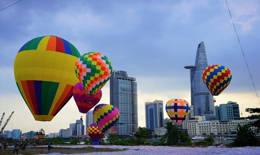 TPHCM thả khinh khí cầu mừng lễ 2.9 năm 2022.  Ảnh: Anh Tú