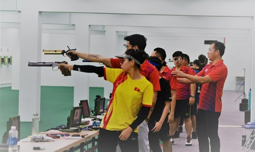 Đội tuyển bắn súng Việt Nam tập luyện dưới sự chỉ đạo của huấn luyện viên Hoàng Xuân Vinh. Ảnh: Hoài Việt 