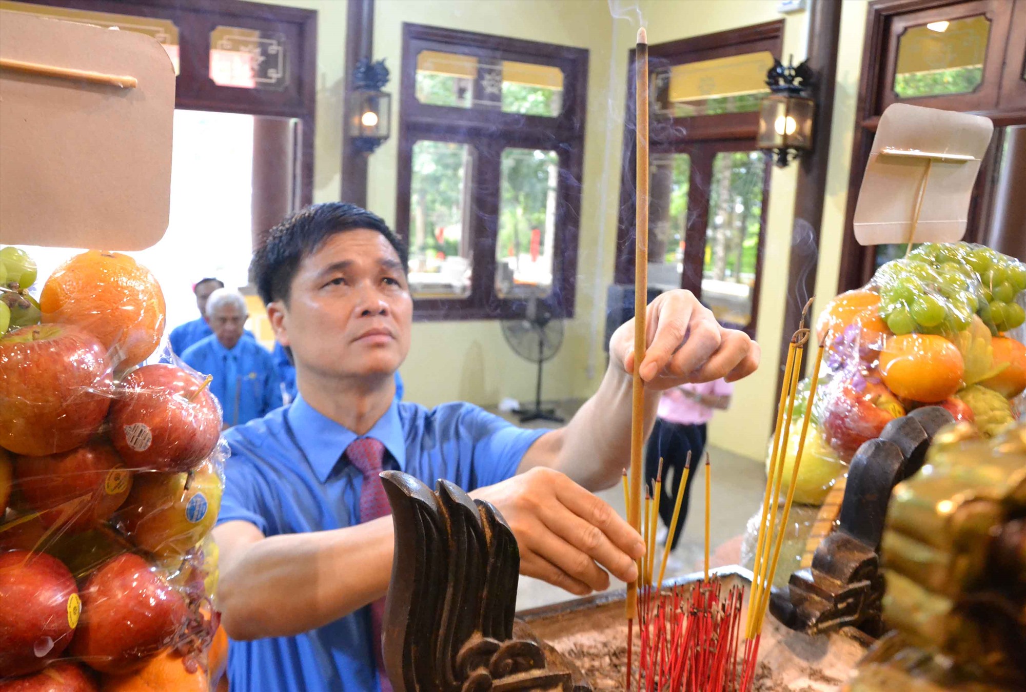 Phó Chủ tịch Tổng LĐLĐ Việt Nam Ngọ Duy Hiểu thành kính dâng hương lên bàn thờ Bác Tôn. Ảnh: Lâm Điền