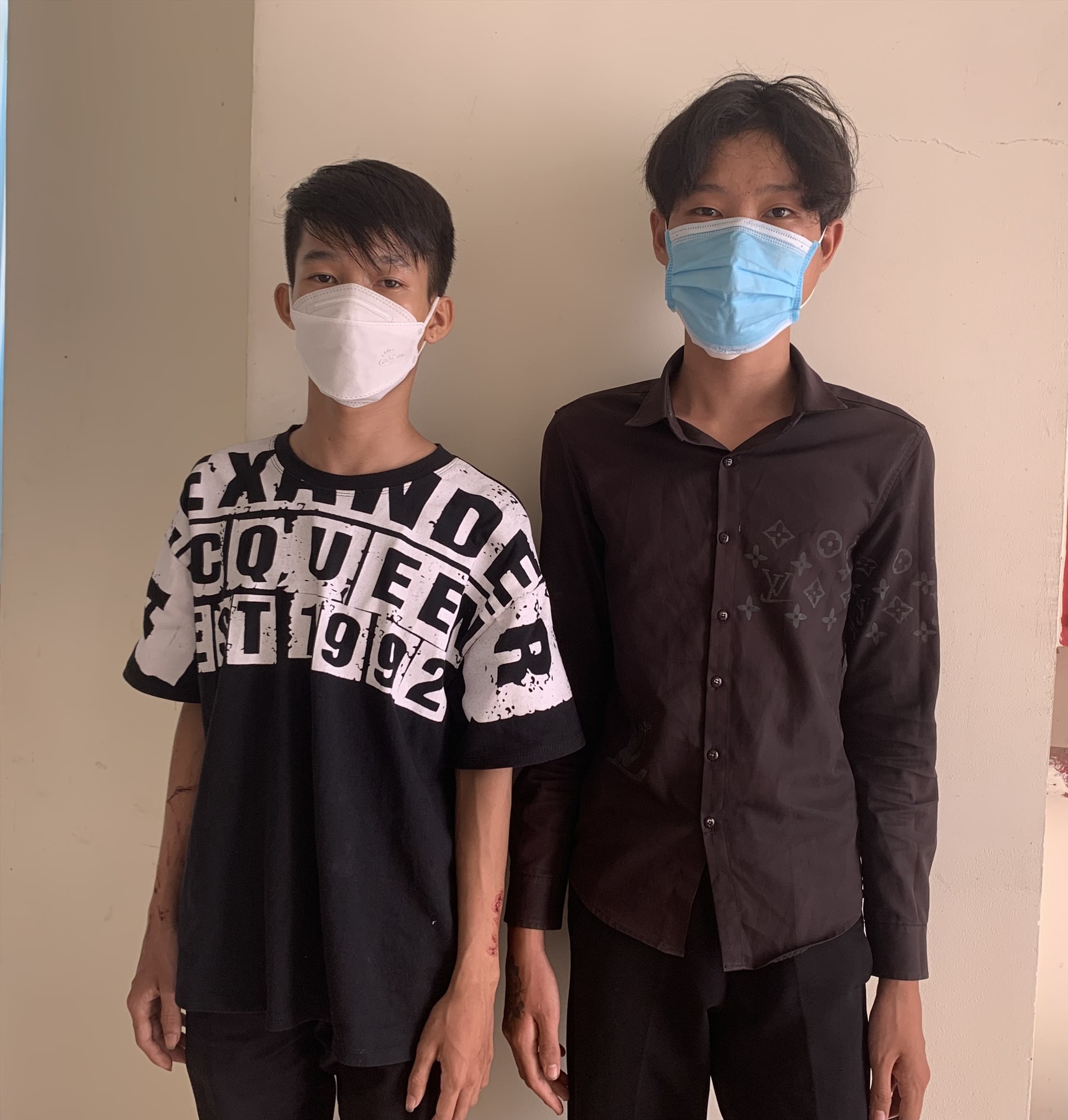 Chung Vĩnh Tài  (trái) và Nguyễn Tuấn Kiệt tại Cơ quan điều tra. Ảnh: Công an Đồng Tháp