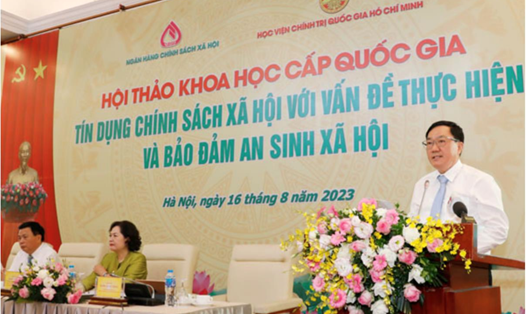 Tổng Giám đốc NHCSXH Dương Quyết Thắng báo cáo kết quả triển khai thực hiện tín dụng chính sách xã hội. Ảnh: NHCSXH