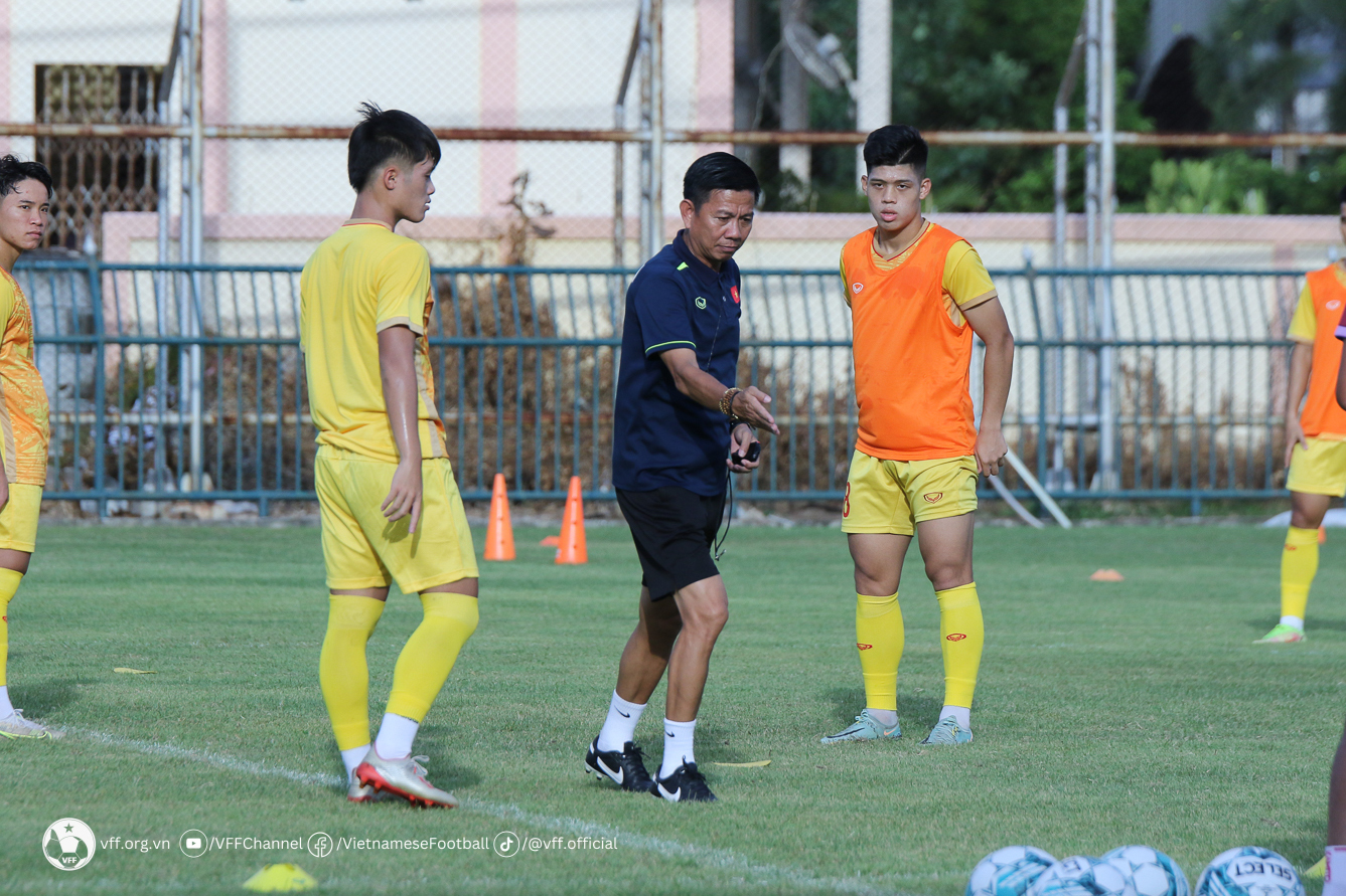 Tại buổi tập, huấn luyện viên trưởng Hoàng Anh Tuấn đã dành phần lớn thời lượng để rèn giũa lối chơi kiểm soát bóng và phối hợp nhỏ ít chạm cho các học trò.