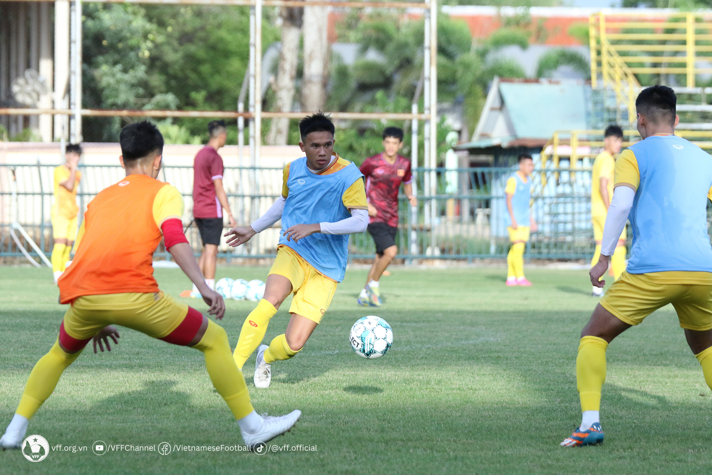 Khung cảnh mới lạ và bầu không khí đặc biệt của giải vô địch U23 Đông Nam Á 2023 được tổ chức tại nơi đây đã mang đến sự hứng khởi cho các cầu thủ. Tất cả đều thể hiện sự sung sức và tích cực hoàn thành một cách tốt nhất giáo án của ban huấn luyện.