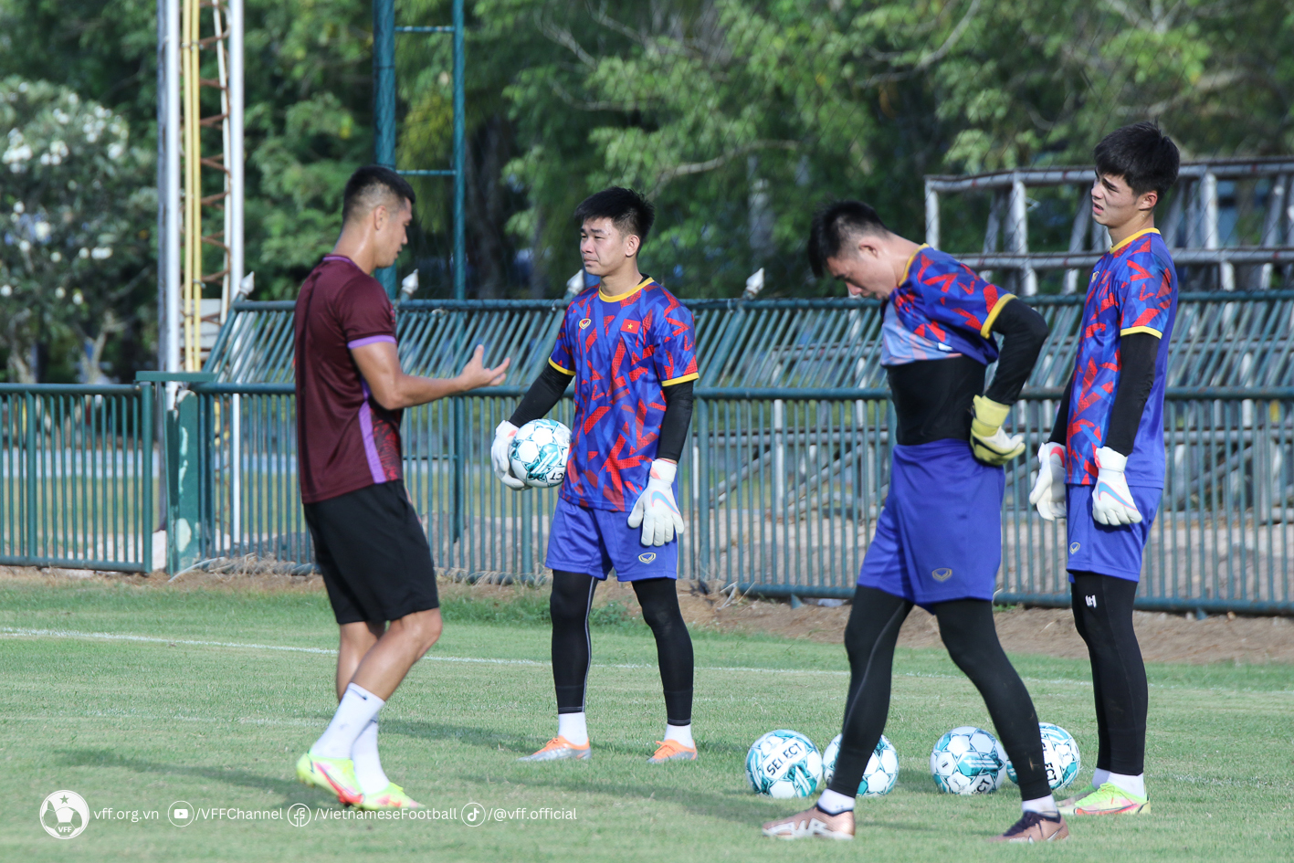 Buổi tập của U23 Việt Nam nhận nhiều sự quan tâm từ cổ động viên Thái Lan. Nhiều người đã trèo hàng rào để quan sát thầy trò huấn luyện viên Hoàng Anh Tuấn tập luyện.