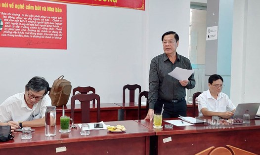 Phó Giám đốc Sở GD&ĐT Kiên Giang Huỳnh Văn Hóa (đứng) thông tin về tình hình năm học mới. Ảnh: Nguyên Anh