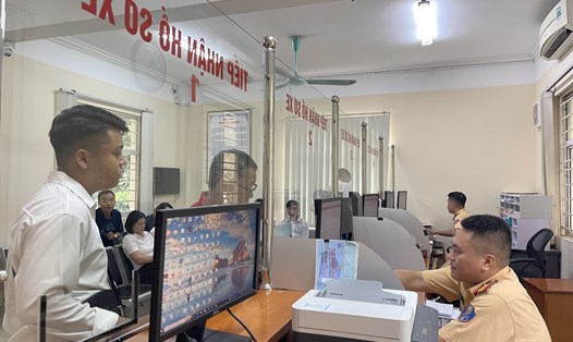 Người dân đến Cơ sở đăng ký xe số 2 (Phòng CSGT - CATP Hà Nội) để làm thủ tục định danh biển số. Ảnh: Khánh An