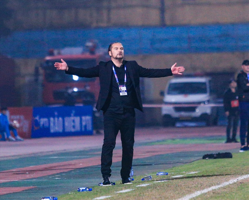 Huấn luyện viên Popov kì vọng về một danh hiệu cho đội bóng xứ Thanh. Ảnh: Minh Phong