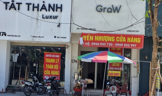 Nhiều ki-ốt kinh doanh dịch vụ tại đường Nguyễn Văn Cừ (TP. Vinh, Nghệ An) phải thông báo thanh lý, xả hàng.  Ảnh: Quang Đại