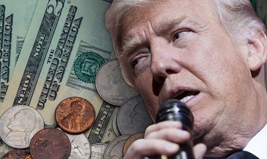Ông Trump cảnh báo về sự suy yếu của đồng USD. Ảnh: FT