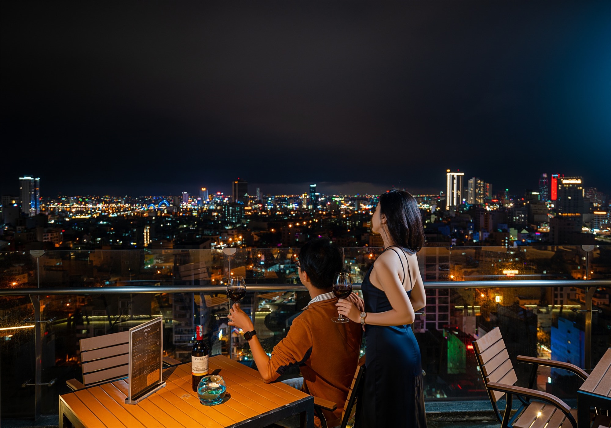 Ngắm nhìn thành phố về đêm từ khu vực skybar.