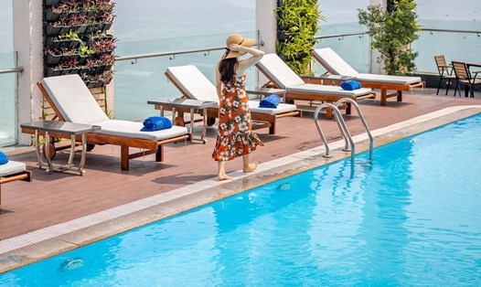 Bể bơi sống ảo trên tầng 21 của khách sạn.