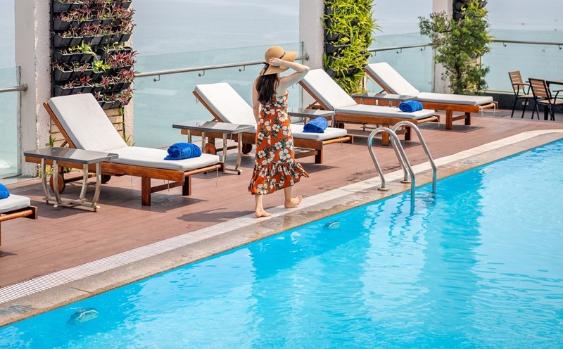 Bể bơi sống ảo trên tầng 21 của khách sạn.