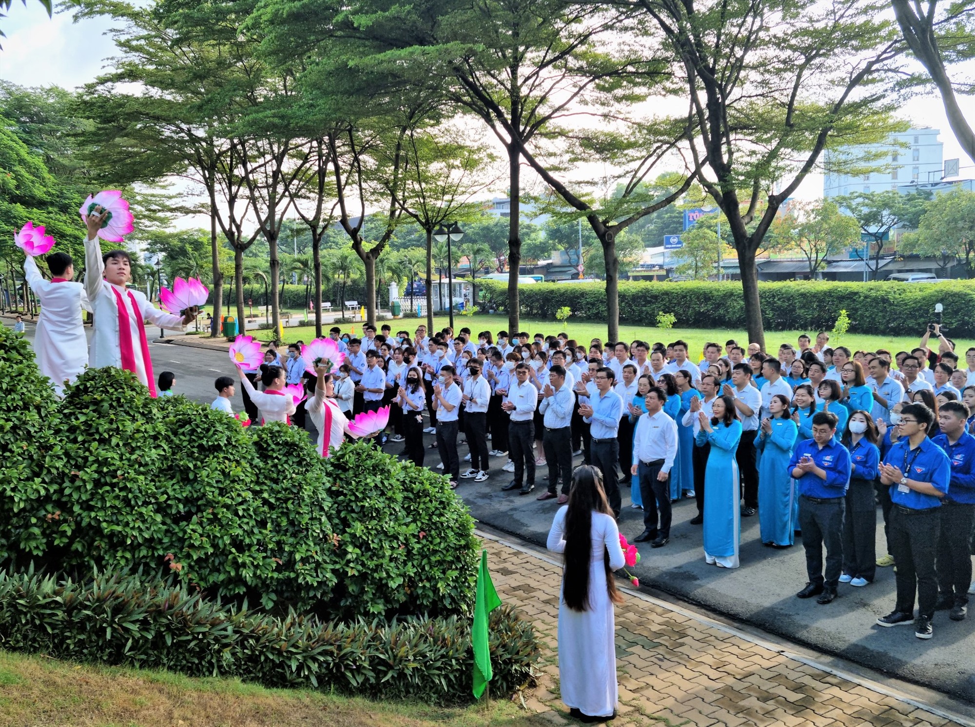 Cán bộ, giảng viên, công nhân viên chức và sinh viên TDTU tại lễ dâng hương kỷ niệm 135 năm ngày sinh Chủ tịch Tôn Đức Thắng. Ảnh: Nam Dương