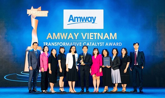Ban Giám đốc Amway Việt Nam được vinh danh "Đội ngũ lãnh đạo đột phá" do Anphabe Việt Nam bình chọn. Ảnh: DNCC.
