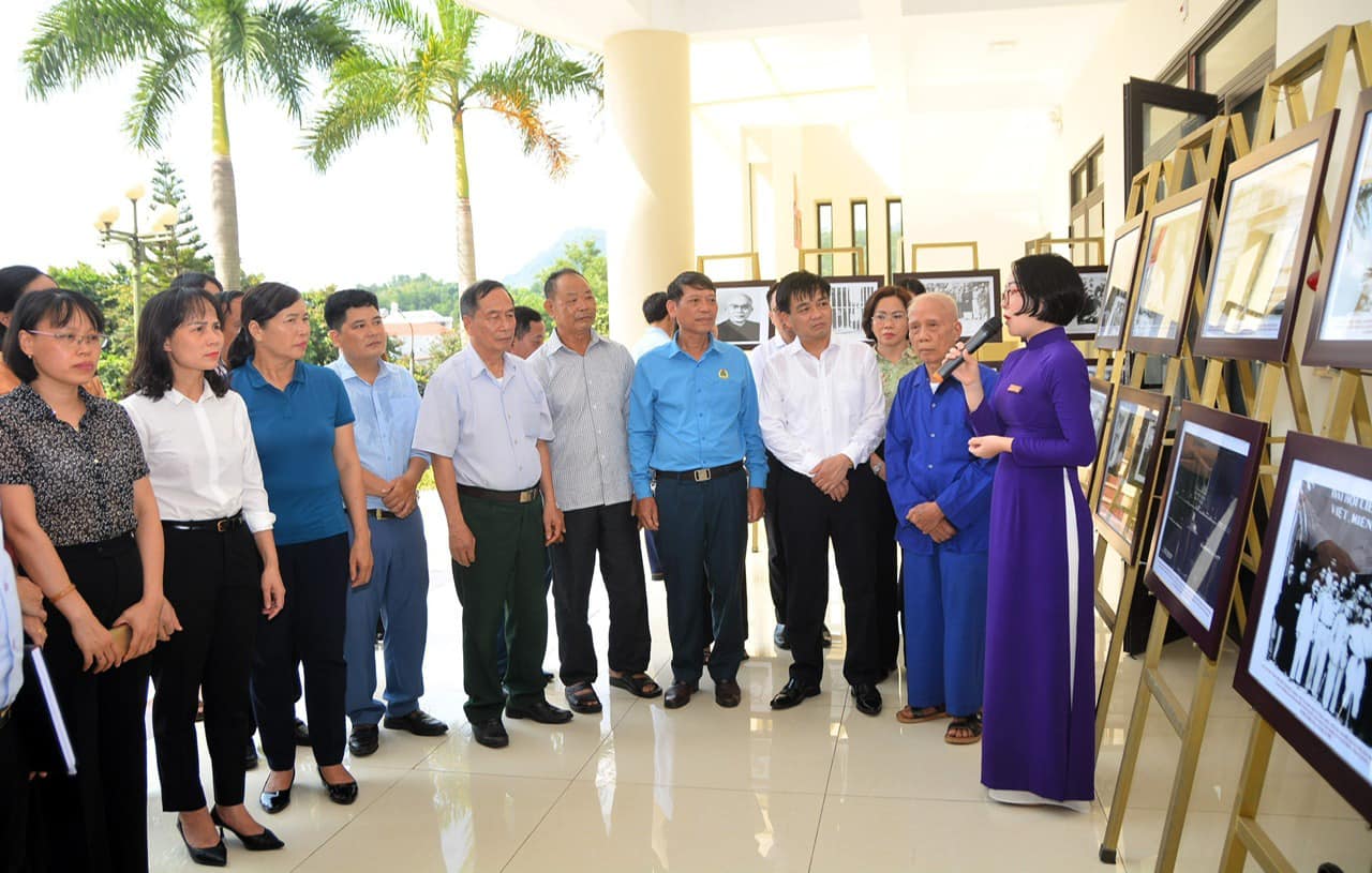 Cán bộ công đoàn tỉnh Tuyên Quang thăm quan, ghi nhận thông tin về Chủ tịch Nước Tôn Đức Thắng. Ảnh: Công đoàn Tuyên Quang