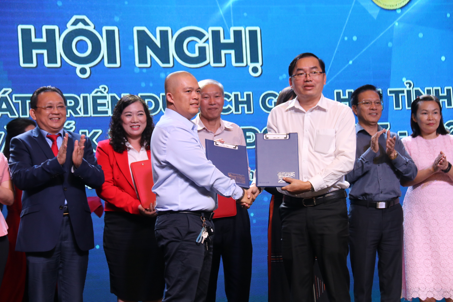 Các doanh nghiệp của Khánh Hoà và Đắk Lắk trao biên bản thỏa thuận hợp tác phát triển du lịch trong thời gian tới. Ảnh: Phương Linh