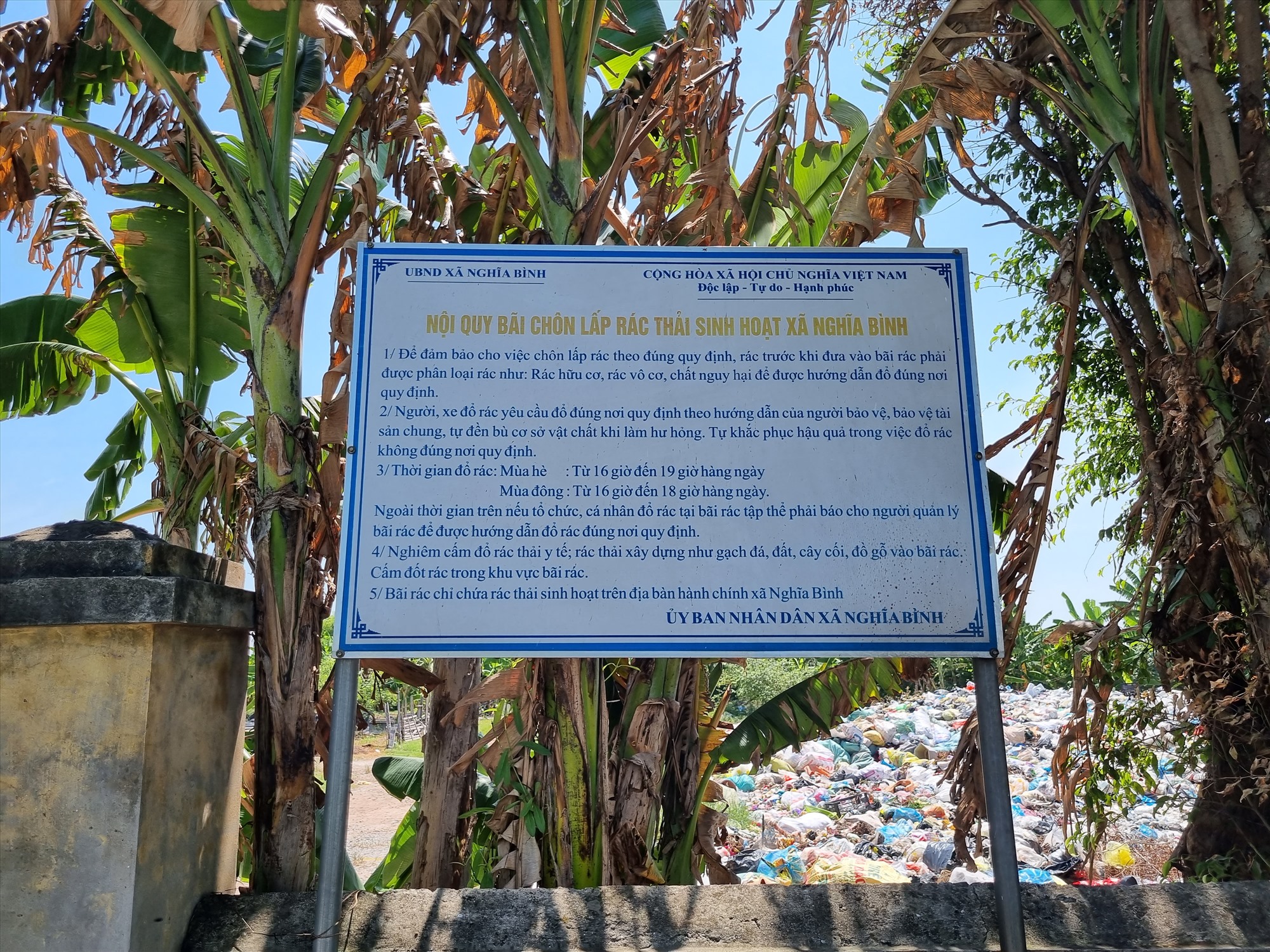 Vừa qua, Báo Lao Động nhận được phản ánh của người dân liên quan đến việc bãi xử lý rác của xã Nghĩa Bình (huyện Nghĩa Hưng, tỉnh Nam Định) có vị trí ngay gần khu dân cư thường xuyên bốc mùi hôi thối, gây ô nhiễm. 