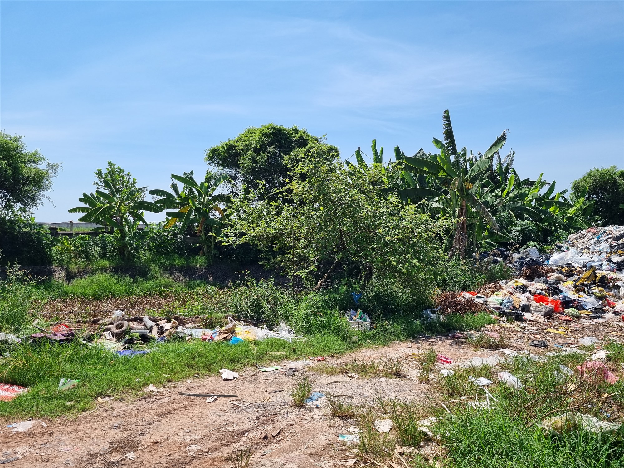Để tìm hiểu cụ thể hơn về bãi chôn lấp rác thải xã Nghĩa Bình, phóng viên đã nhiều lần tới trụ sở và liên hệ với Chủ tịch UBND xã nhưng không nhận được hồi âm.
