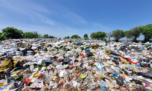 Bãi rác lộ thiên, cách khu dân cư khoảng 300m gây ô nhiễm ở Nam Định. Ảnh: Hà Vi