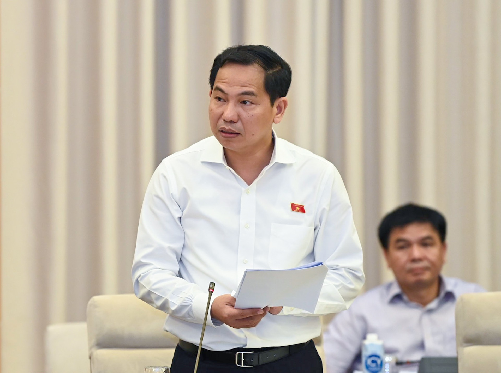 Chủ nhiệm Ủy ban Tài chính – Ngân sách Lê Quang Mạnh báo cáo tại phiên họp. Ảnh: Phạm Đông