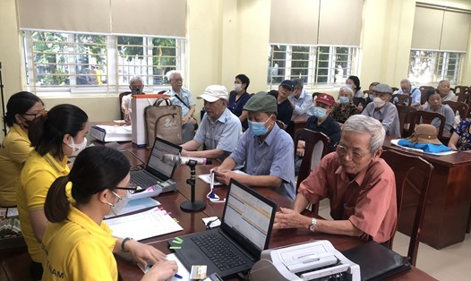 Người già nhận lương hưu tại phường Dịch Vọng Hậu (quận Cầu Giấy, Thành phố Hà Nội). Ảnh: Quế Chi 