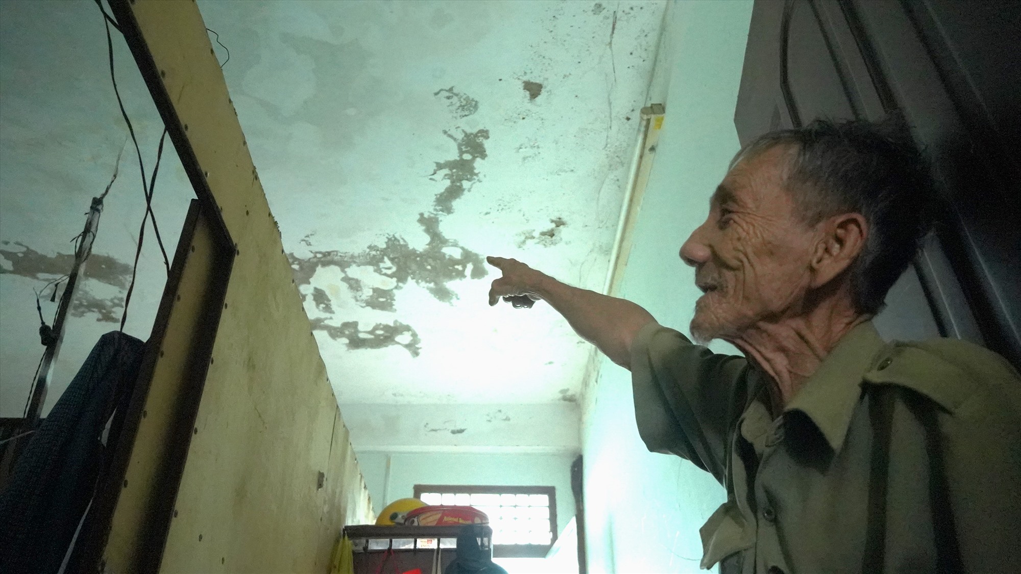 Ông Quách Kim An (sinh năm 1952) cho biết, nhà ông có 4 người, hiện tại đang sống trong căn hộ rộng khoảng 55m2 đầy ẩm mốc và từ lúc ở đến này chưa được tu sửa một lần nào.