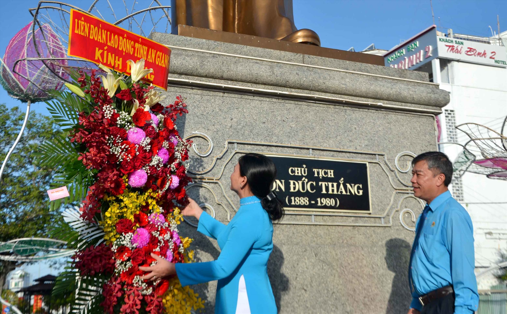 Phó Chủ tịch Thường trực LĐLĐ tỉnh An Giang Phan Thị Diễm thực hiện nghi thức dâng hoa. Ảnh: Lâm Điền