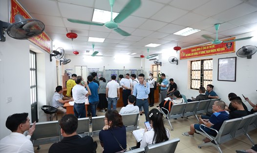 Người dân đến làm thủ tục đông đúc tại điểm đăng ký xe số 1, phòng CSGT thành phố Hà Nội. Ảnh: Hải Nguyễn
