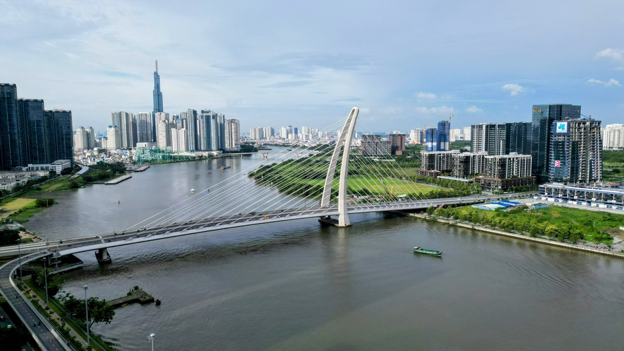 Cầu Ba Son được xem là biểu tượng kiến trúc của TPHCM, khánh thành thông xe cách đây hơn một năm. Cây cầu dây văng với kiến trúc đẹp được đầu tư với 3.100 tỉ đồng. Ảnh: Anh Tú