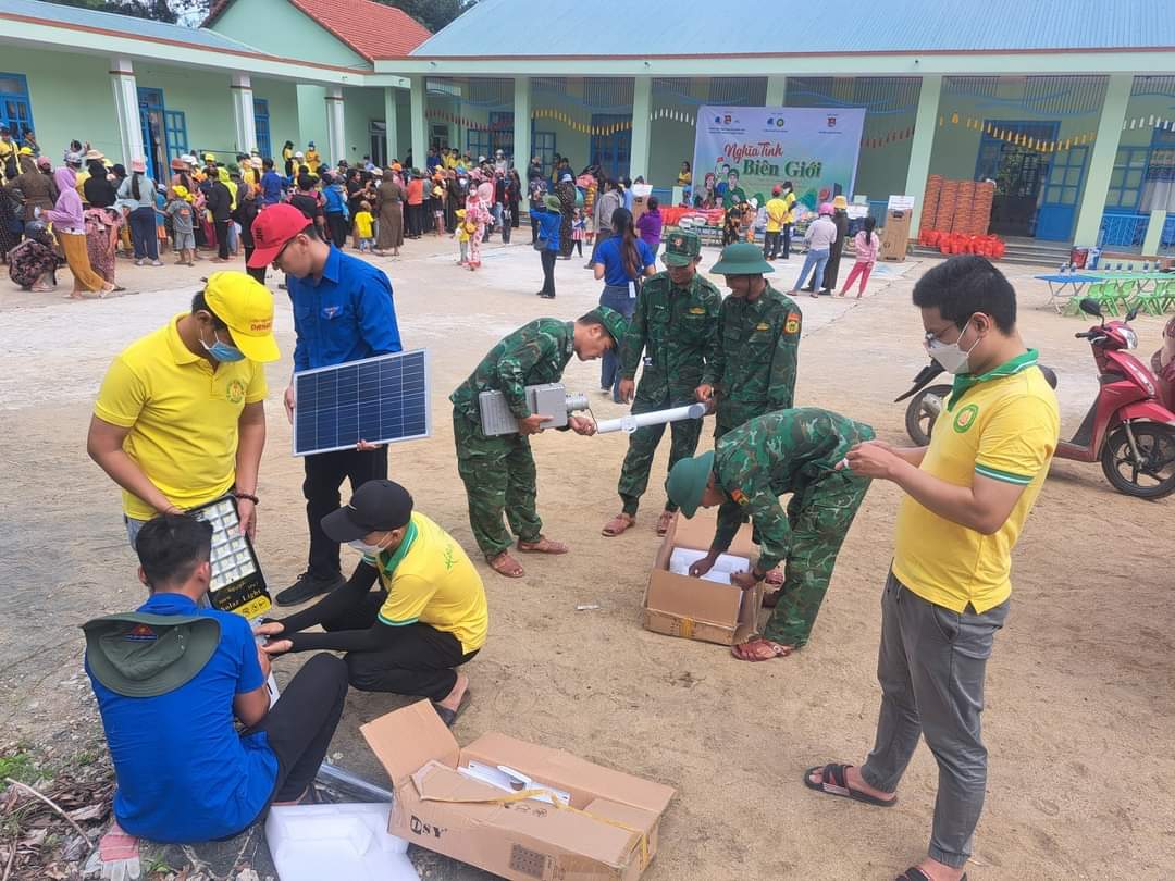 Các tình nguyện viên lắp đèn năng lượng mặt trời cho người dân. Ảnh: Minh Nguyệt