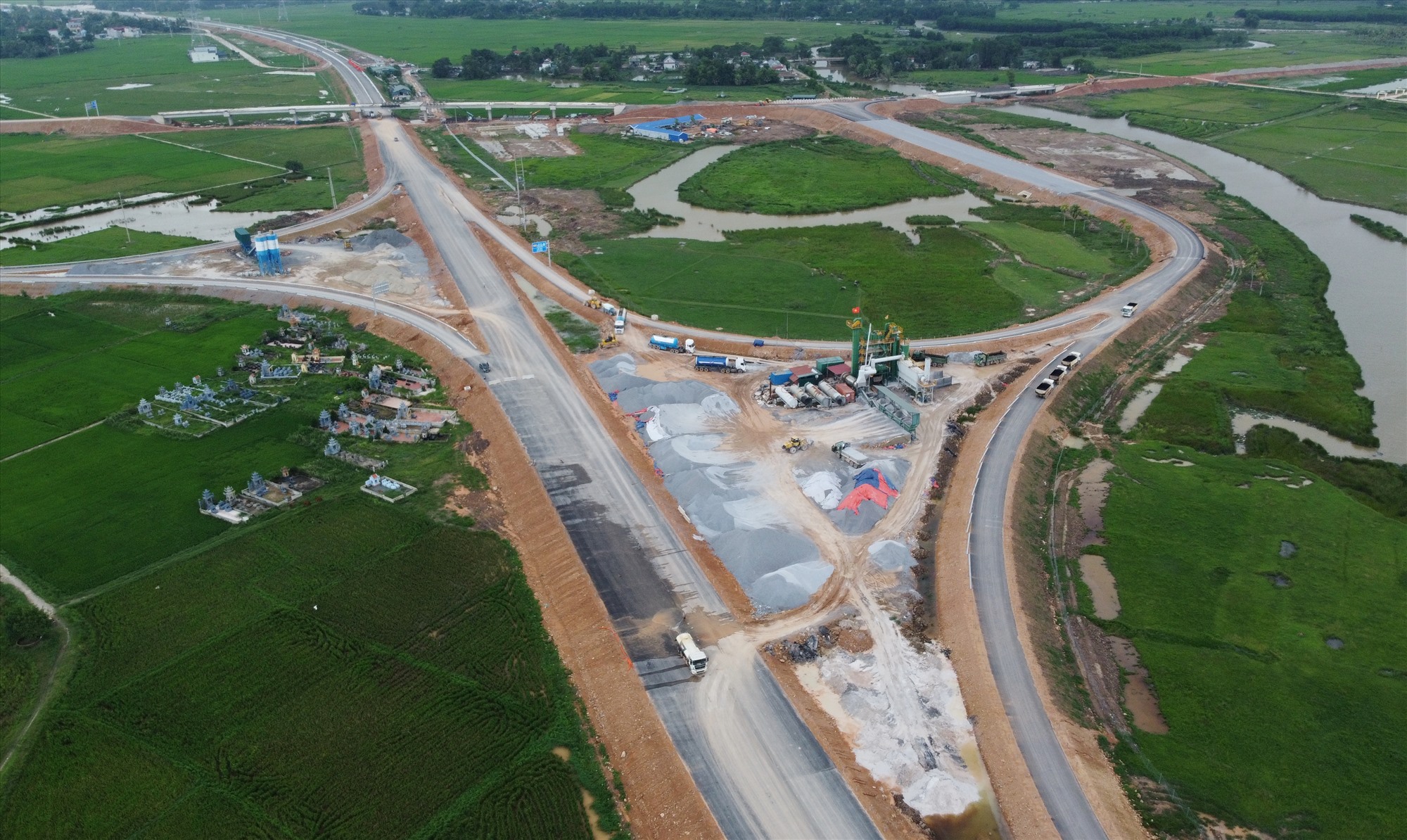 Dự án được khởi công từ tháng 7.2021, nhằm kết nối với tuyến cao tốc Mai Sơn - Quốc lộ 45 (qua 2 tỉnh Ninh Bình và Thanh Hóa) và tuyến cao tốc Nghi Sơn - Diễn Châu (qua 2 tỉnh Thanh Hóa và Nghệ An).  Ảnh: Quách Du