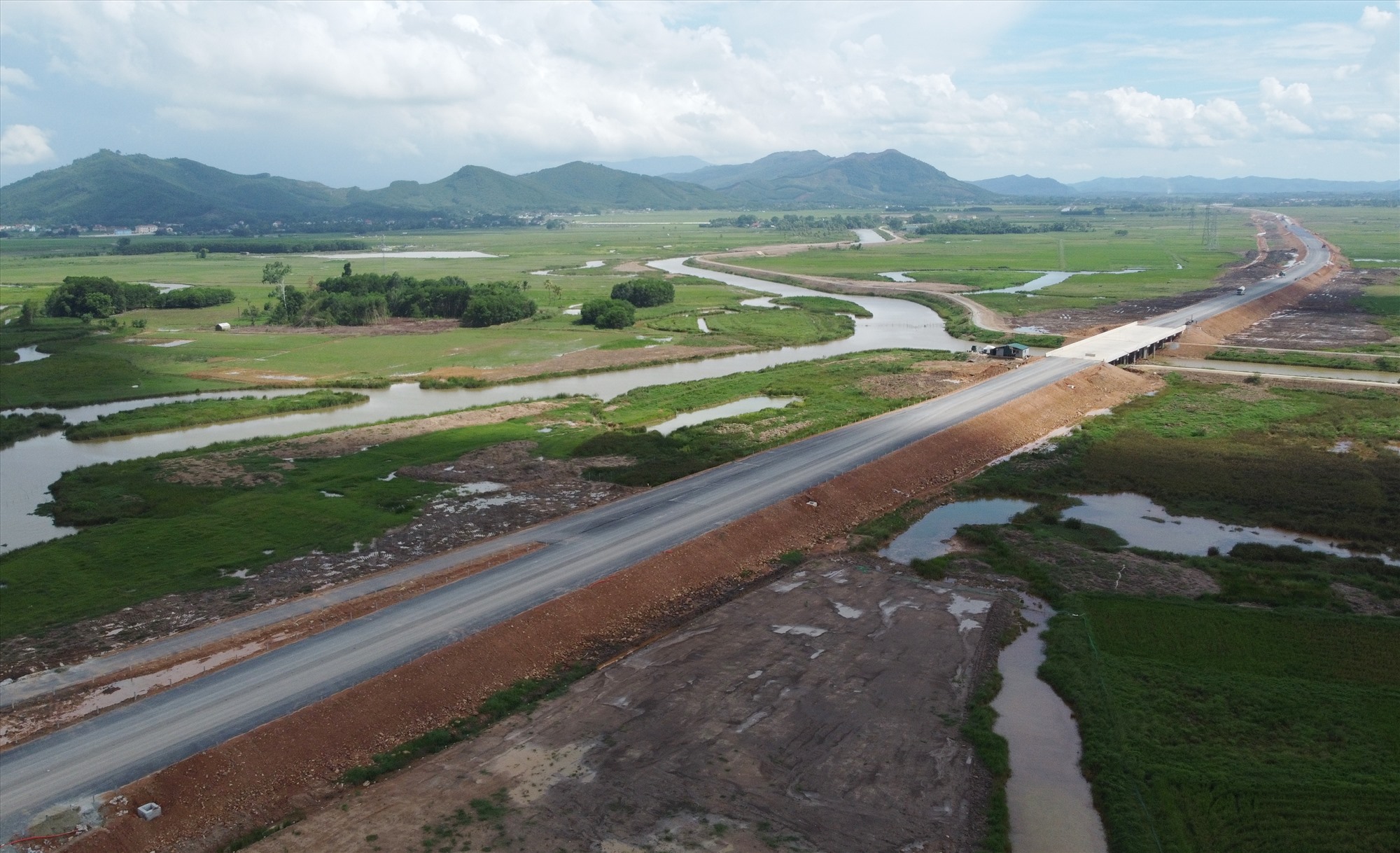 Dự án thành phần đầu tư xây dựng tuyến cao tốc Quốc lộ 45 - Nghi Sơn có tổng chiều dài 43,28km đi qua địa phận huyện Nông Cống và thị xã Nghi Sơn (tỉnh Thanh Hóa), dự án có tổng mức đầu tư hơn 5.534 tỉ đồng. Ảnh: Quách Du