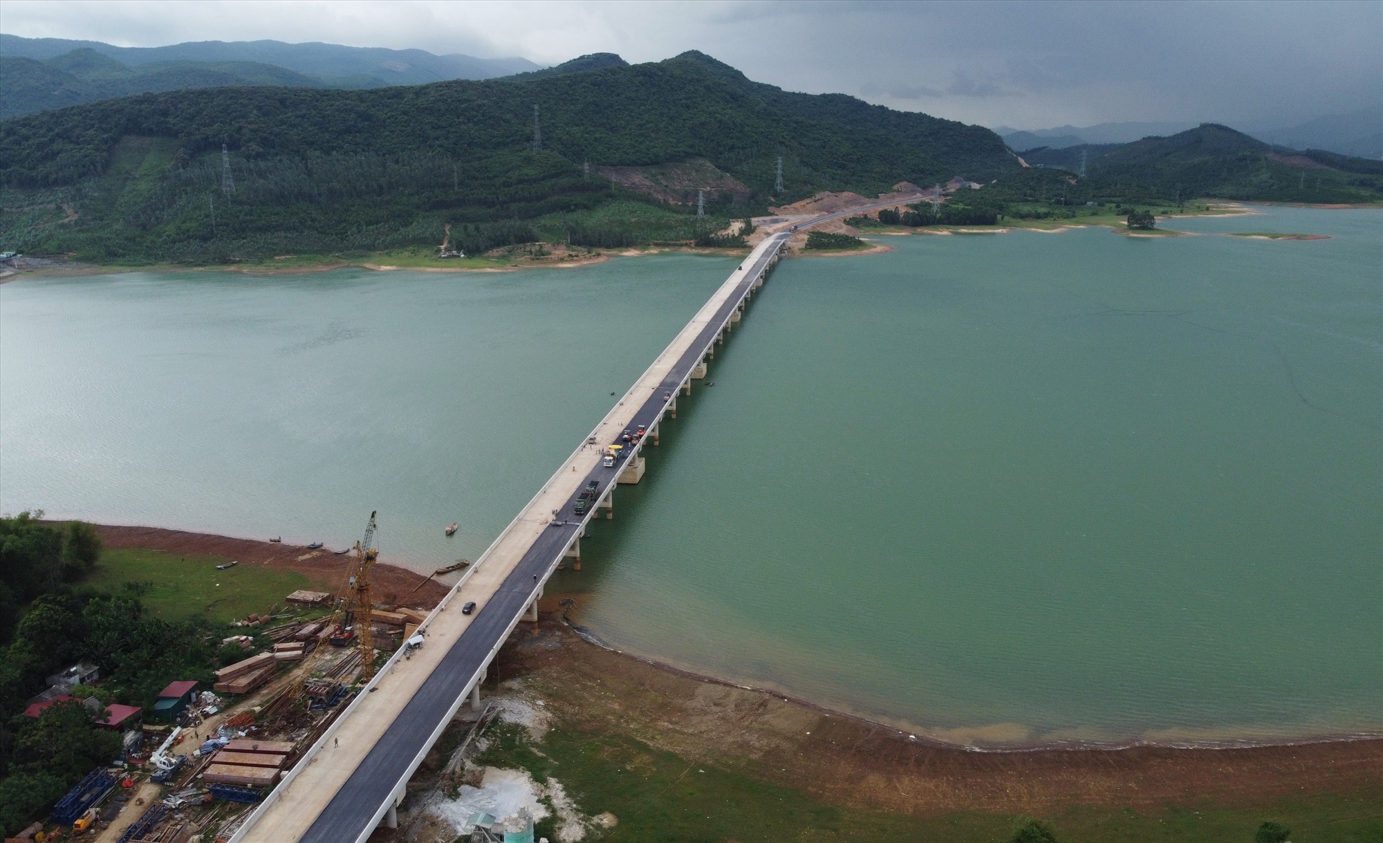 Được biết, trên tuyến cao tốc Quốc lộ 45 - Nghi Sơn có tổng số 18 cây cầu lớn nhỏ. Trong đó, cầu vượt hồ Yên Mỹ (qua huyện Nông Cống) dài nhất (gần 1km), với giá trị xây lắp 240 tỉ đồng. Ảnh: Quách Du