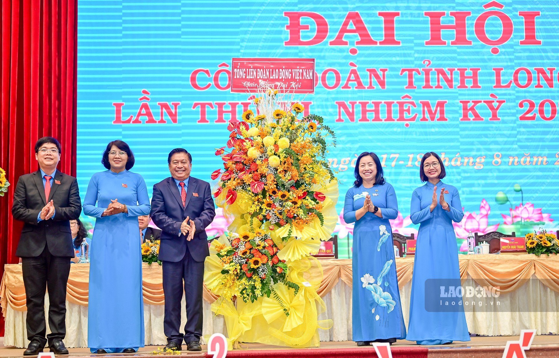 Phó Chủ tịch Tổng LĐLĐ Việt Nam Thái Thu Sương tặng hoa chúc mừng Đại hội Công đoàn tỉnh Long An lần thứ XI. Ảnh: Đạt Phan
