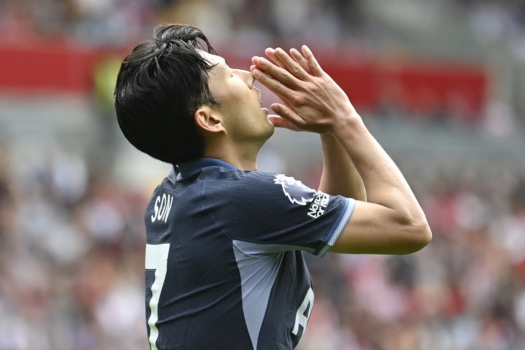 Son Heung-mim cần tìm lại cảm giác ghi bàn trước Man United.  Ảnh: AFP