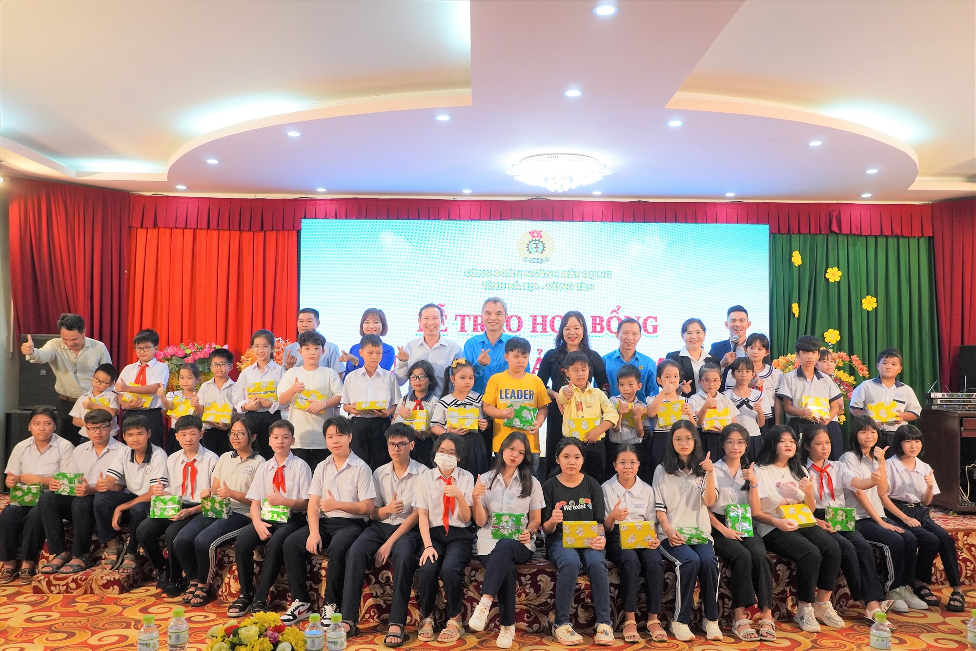 Các em học sinh chụp ảnh lưu niệm sau khi nhận học bổng Nguyễn Đức Cảnh năm 2023. Ảnh: Thành An