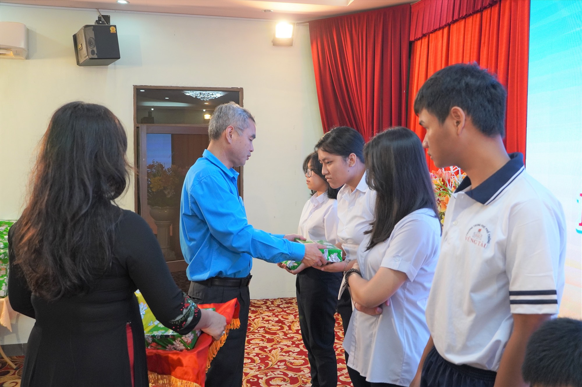Ông Mai Trung Hưng - Chủ tịch Công đoàn ngành Xây dựng - trao học bổng Nguyễn Đức Cảnh năm 2023 cho các em học sinh. Ảnh: Thành An