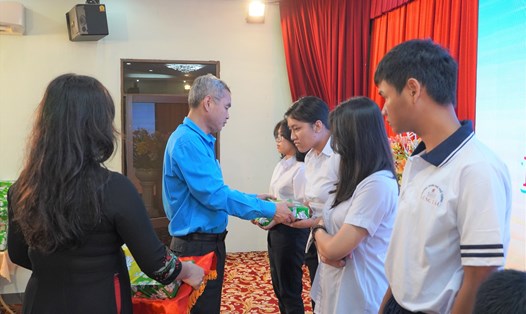 Ông Mai Trung Hưng - Chủ tịch Công đoàn ngành Xây dựng - trao học bổng Nguyễn Đức Cảnh năm 2023 cho các em học sinh. Ảnh: Thành An