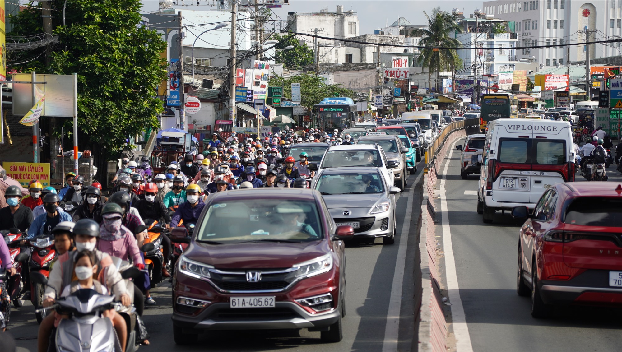  Nhiều năm qua, việc lưu thông trên Quốc lộ 13 đoạn qua TPHCM đã trở thành nỗi “ám ảnh” với người dân. Ảnh: Hữu Chánh