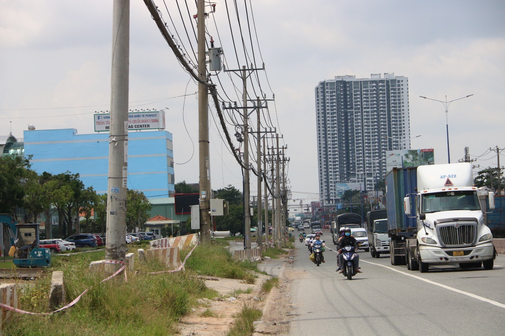  UBND tỉnh Bình Dương cho biết, ngoài chưa bàn giao hết mặt bằng, việc vướng lưới điện cũng ảnh hưởng tiến độ. Hiện, UBND TP Thuận An đang hoàn thiện các thủ tục xin điều chỉnh báo cáo nghiên cứu khả thi dự án bồi thường để thực hiện dự án hạng mục bồi thường di dời lưới điện khoảng 95 tỉ đồng.