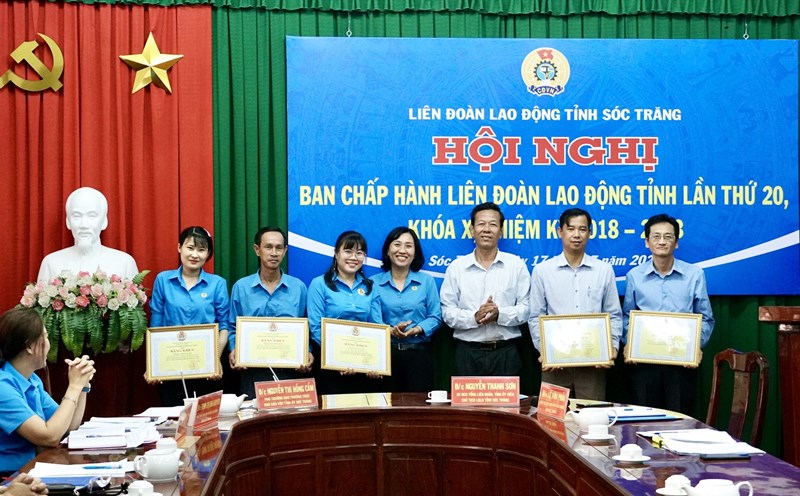 Lãnh đạo LĐLĐ tỉnh Sóc Trăng trao khen thưởng cho các đoàn viên có thành tích trong thực hiện Kết luận số 01-KL/TW của Bộ Chính trị. Ảnh: LĐLĐ tỉnh Sóc Trăng
