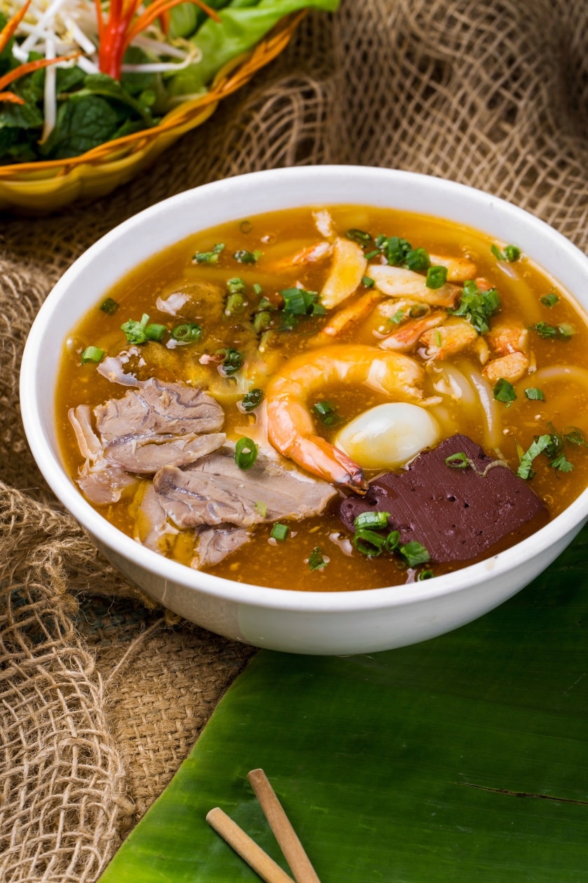 Nước dùng của bánh canh đặc và có màu vàng đẹp mắt. Ảnh: Bánh canh ghẹ Út Còi